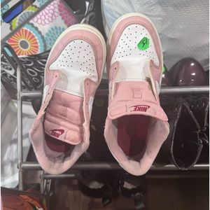 Like new missing laces in great condition girls Nike sneakers